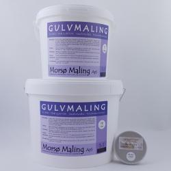 På billedet ser du to hvide plastspande med etiketter, der angiver, at det er gulvmaling. Den øvre spand vender bagsiden til dig med en mere detaljeret etiket, mens den forreste spand viser forsiden, der tydeligt har ordet 