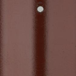 Du ser på et billede af et tag malet i en ensartet, mørk rødbrun nuance. Farven fremstår dyb og fyldig, hvilket antyder en høj kvalitet af tagmalingen. Midt på billedet er der en lodret søm eller bolt med en skinnende, hvid hoved, som skaber en lille kontrast mod den mørke baggrund. Søgeordene her kunne være 