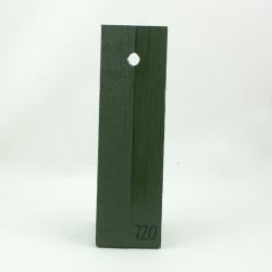 Du kigger på et billede af en træprøve malet med en dyb, mørkegrøn træbeskyttelse. Prøven er formet som et smalt, rektangulært stykke træ med en glat overflade, og en rundet fordybning cirka i midten, som kunne være et hul til skruer eller en bolt. Farven ser ensartet ud og giver træet en rig og beskyttet finish. På forsiden af træprøven er bogstaverne og tallet '720' trykt som en form for referencekode eller farvenummer, nemlig Portgrøn. Baggrunden er ensfarvet lysegrå, hvilket fremhæver den grønne farve yderligere.