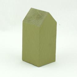 På billedet ser du et træstykke formet som et simpelt hus uden detaljer eller åbninger. Hele træstykkets overflade er malet med en ensartet træbeskyttelse i en afdæmpet Saltgrøn nuance. Farven bidrager til en naturlig og rolig udstråling. Dette er et eksempel på hvordan træbeskyttelse ikke blot beskytter, men også kan forskønne træværk med den Saltgrønne farve.