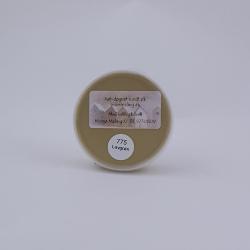 Billedet viser en træflade, som er malet med en rig lavgrøn-farvet træbeskyttelse. Malingens finish ser ud til at være halvblank, og lyset reflekterer let på overfladen, hvilket antyder en glat tekstur. Træets årer kan anes gennem malingen, hvilket indikerer, at produktet fremhæver træets naturlige skønhed, samtidig med det yder beskyttelse. Farvens dybde og den beskyttende overflade illustrerer produktets kvalitet inden for træbeskyttelse og kirsebær nuance.