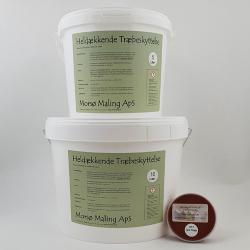 På billedet ser vi to hvide, plastmalingsspande oven på hinanden. Den øverste spand er lidt mindre og ser ud til at rumme 5 liter, mens den nederste ser større ud og kan indeholde 10 liter. På spandene er der grønne etiketter med teksten 