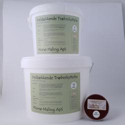 Du kigger på to plastikspande med maling fra Morsø Maling ApS, der fremstår solide og praktiske med deres øverste håndtag. Den øverste spand har et volumen på 5 liter, mens den nederste indeholder 10 liter. Begge spande har en grøn etiket med tydelige instruktioner og firmaets logo, hvilket tydeliggør at det er et produkt af høj kvalitet. Ved siden af spandene ses en lille farveprøve i en klar brun nuance benævnt almuebrun, som giver et indblik i den rigdom af farve, der kan forventes fra malingen inde i spandene.