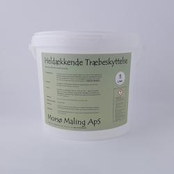 På billedet ser du en hvid plastikspand på 5 liter, anvendt til maling. Spanden har et tydeligt etiket på forsiden med grøn og sort tekst. Øverst står der 