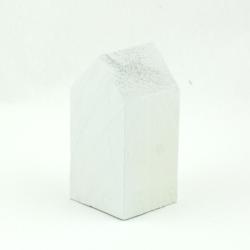 På billedet ser du en simpel geometrisk form, som forestiller en træblok eller en husmodel. Objektet er malet ensfarvet med en mat finish. Farven er neutral og lys, nemlig modehvid, der fremkalder en ren og frisk fornemmelse. Dette billede repræsenterer en af vores maling farver, og hver bøtte indeholder 5 liter af denne højkvalitetsmaling. Hvid er en tidløs farvevalg, der kan lysne rum og bidrage til at skabe en følelse af mere plads.