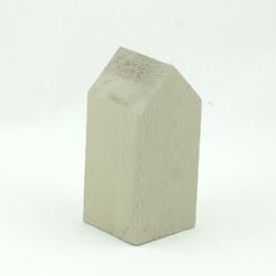 Du ser et billede af et lille prøvehus i træ, malet med Morsø Malings indendørs vægmaling. Huset står som et eksempel på den påførte farve, som er en subtil nuance af lys beige. Dette visuelle eksempel er ideelt til at give kunderne en fornemmelse af malingens æstetik og finish på en konkret overflade. Morsø Malings produkter kommer i forskellige størrelser, og farven her repræsenterer en mulighed i deres brede palette af indendørs maling. Husk at tjekke etiketten for den specifikke størrelse af malingsdunken, der varierer fra små prøvebøtter til større spande.