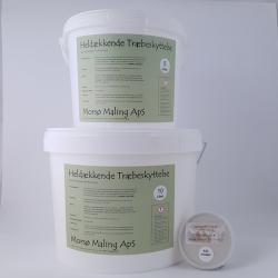 På billedet ser vi to plastikspande med maling og en lille prøvedåse fra Morsø Maling ApS. I forgrunden er der en stor, hvid plastikspand med et robust håndtag, som rummer 10 liter kvalitetsmaling. Øverst på spanden er der en tydelig etiket, der viser produktinformation for 