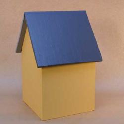 På billedet ser du en lille model af et hus, som repræsenterer et færdigmalet stykke arbejde med murmaling. Huset har en væg i en varm gul farve, som viser produktets dækkende og jævne finish. Taget er malet i en kontrasterende blå farve, der demonstrerer hvordan farven kan binde på forskellige overflader. Dette er en god illustration af kvaliteten og æstetikken af vores murmaling / facademaling i den pågældende farve.