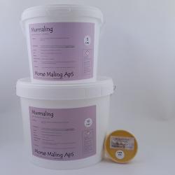 Gul Morsø maling i 5 liters spand fra Morsø Maling, stablet over 10 liters spand af samme maling med høj dækkeevne, ideel til indendørs vægge, ved siden af en lille bøtte facademaling for udendørs brug.