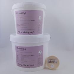 På billedet ser du tre spande af murmaling / facademaling fra Morsø Maling. Den øverste spand er mindst og angiver en kapacitet på 5 liter, den mellemste spand har en kapacitet på 10 liter, og den nederste spand er den største. Alle spandene har et lilla etiket med tekst, der giver oplysninger om produktet. Foran spandene er der en lille runde bøtte, muligvis en prøve eller supplement til malingen. Farven på selve maltønderne er hvid, hvilket typisk indikerer, at indholdet er en universalmaling eller af en lys nuance, nemlig creme farvet maling. 
