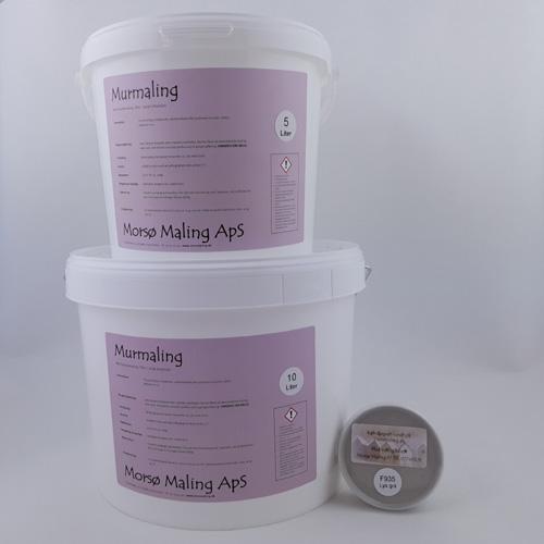 5 liters spand murmaling og 10 liters spand murmaling fra Morsø Maling med detaljeret produktinformation på etiketterne, sammen med en lille prøve af facademaling.