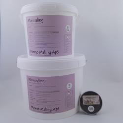 To store hvide spande murmaling fra Morsø Maling med 5 og 10 liters volumen i mørk grå ved siden af en sort lille dåse facademaling.