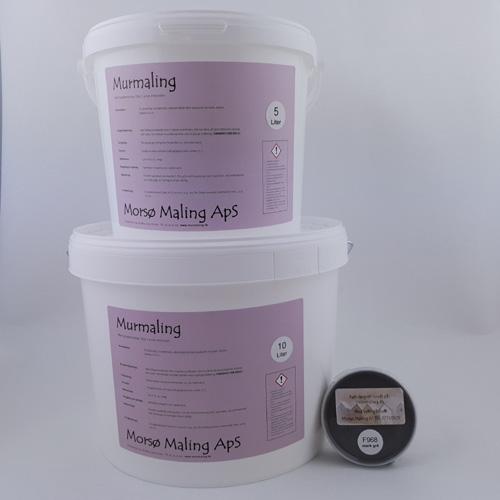 To store hvide spande murmaling fra Morsø Maling med 5 og 10 liters volumen i mørk grå ved siden af en sort lille dåse facademaling.