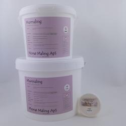 To spande murmaling fra Morsø Maling i hhv. 5 og 10 liters volumen, stablet med etiket foran på en hvid baggrund, samt en lille prøvebøtte ved siden af i farven Perlemor. 