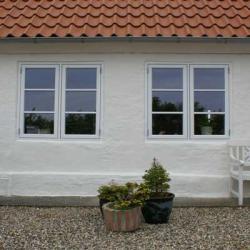 Hvidt hus facade malet med Morsø Maling facademaling, der fremhæver den glatte overflade og styrker husets udendørs volumen.