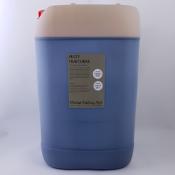 På billedet ser du en stor plastikdunk, traditionelt designet til opbevaring af væsker, som f.eks. maling eller træbeskyttelsesprodukter. Dunken er blå med en lysebrun låg. På forsiden er der etiket med tekst og grafik, der formodentlig giver oplysninger om indholdet – trætjære og koldpresset linolie med fungicid. Vigtige specifikationer, som om trætjæren indeholder fungicid er tilstede. 