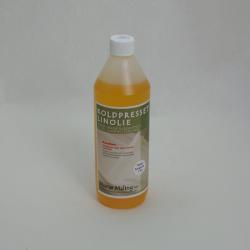 Billedet viser en plastikflaske med koldpresset linolie. Flasken er gennemsigtig, og man kan se den gyldne, lysbrune olie indeni. Flasken har en etiket med grøn og hvid grafik og tekst, hvor hovedoverskriften annoncerer 