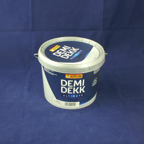 Hvid malingsspand med blå og sort etiket, mærket 'DEMI DEKK Ultimate' fra Jotun, placeret mod en blå baggrund.