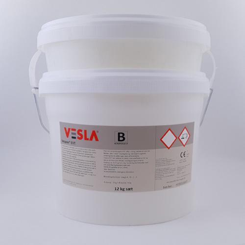 Plastikspand med Epoxy 12 kg farveløs med hvid baggrund, mærket med 