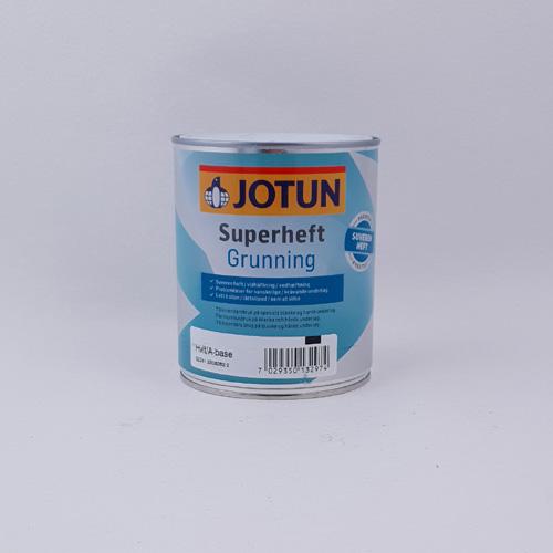 En dåse Jotun Superheft Grundmaling mod en ensfarvet lys baggrund.