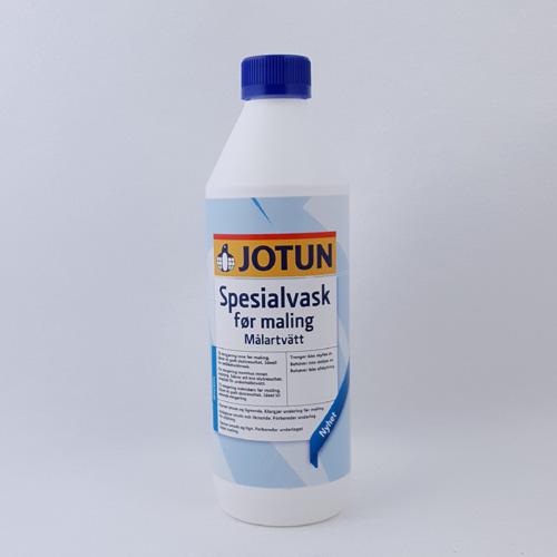 Plastikflaske med etiket stående på en ensfarvet baggrund, mærket med 
