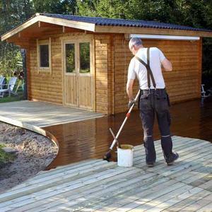 Privatperson, der maler en terresse med lækkert trætjære efter at have læst artiklen 