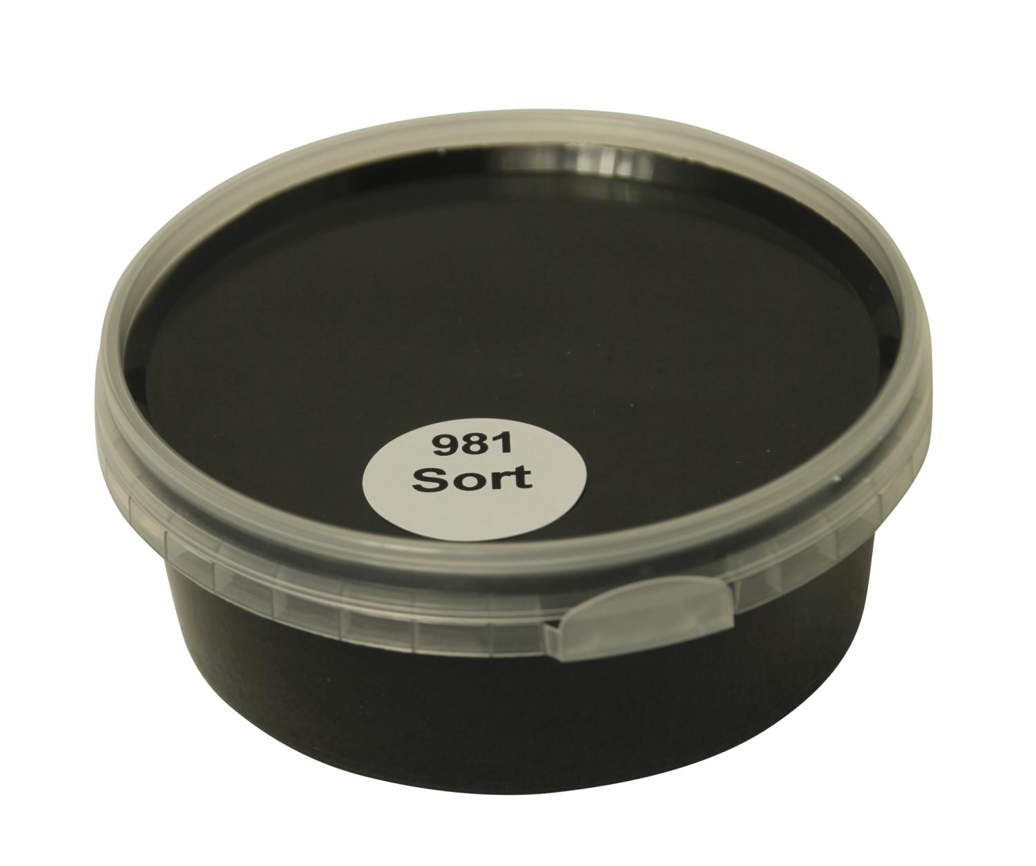 Billedet viser en rund farveprøve bøtte med maling i en ensartet, livlig og klar sort farve. Overfladen fremstår dækkende og jævn, hvilket giver et realistisk indtryk af farvens udtryk på malede overflader. Farveprøven anvendes til at vurdere nuance, dækkeevne og finish før valg af maling til større projekter. Den sort farve repræsenterer en af de farvenuancer, som findes i udvalget af træbeskyttelse.