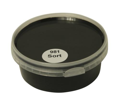 Billedet viser en rund farveprøve bøtte med maling i en ensartet, livlig og klar sort farve. Overfladen fremstår dækkende og jævn, hvilket giver et realistisk indtryk af farvens udtryk på malede overflader. Farveprøven anvendes til at vurdere nuance, dækkeevne og finish før valg af maling til større projekter. Den sort farve repræsenterer en af de farvenuancer, som findes i udvalget af træbeskyttelse.