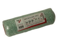 På billedet ses en ny malerrulle, som er indpakket i plastik. Rullen har en marmorgrøn farve med små hvide spor, hvilket indikerer teksturen af materialet. Der er en etiket på malerrullen med produktnavn, logo, specifikationer og en QR-kode. Rullen ligger på en ensartet hvid baggrund.