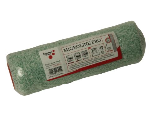 På billedet ses en ny malerrulle, som er indpakket i plastik. Rullen har en marmorgrøn farve med små hvide spor, hvilket indikerer teksturen af materialet. Der er en etiket på malerrullen med produktnavn, logo, specifikationer og en QR-kode. Rullen ligger på en ensartet hvid baggrund.