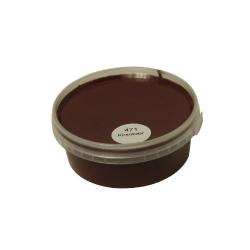 Billedet viser en rund træprøve malet i en dyb, mørkerød Kirsebær farve. Træprøven har en jævn overflade, hvor træets struktur stadig anes gennem malingen. Den runde form anvendes typisk som farveprøve til vurdering af farvens udtryk og dækkeevne på træ. Farven repræsenterer en af de mørkerøde Kirsebær nuancer, som findes i udvalget af heldækkende træbeskyttelse.