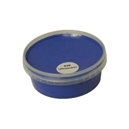 Billedet viser en rund farveprøve bøtte med maling i en ensartet, livlig og klar blå farve. Overfladen fremstår dækkende og jævn, hvilket giver et realistisk indtryk af farvens udtryk på malede overflader. Farveprøven anvendes til at vurdere nuance, dækkeevne og finish før valg af maling til større projekter. Den blå farve repræsenterer en af de farvenuancer, som findes i udvalget af træbeskyttelse.