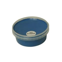 Billedet viser en rund farveprøve bøtte med træbeskyttelse i en rig emaljeblå farve. Overfladen fremstår jævn med en let halvblank finish, hvor lyset reflekteres diskret og giver et realistisk indtryk af farvens udtryk på træ. Farveprøven anvendes til at vurdere nuance, glans og dækkeevne før maling af større træoverflader. Den emaljeblå farve repræsenterer en af nuancerne i udvalget af heldækkende træbeskyttelse.