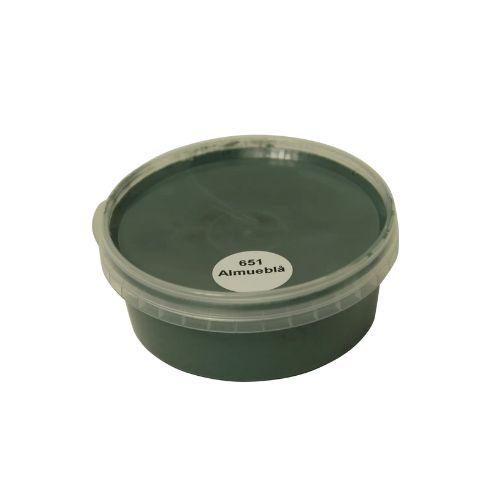 Billedet viser en rund farveprøve bøtte med maling i en ensartet, livlig og klar almueblå farve. Overfladen fremstår dækkende og jævn, hvilket giver et realistisk indtryk af farvens udtryk på malede overflader. Farveprøven anvendes til at vurdere nuance, dækkeevne og finish før valg af maling til større projekter. Den blå farve repræsenterer en af de farvenuancer, som findes i udvalget af træbeskyttelse.