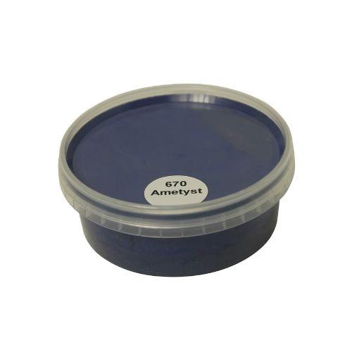 Billedet viser en rund farveprøve bøtte med træbeskyttelse i en dyb ametyst farve. Overfladen fremstår jævn med en let halvblank finish, hvor lyset reflekteres blødt og giver et realistisk indtryk af farvens udtryk på træ. Farveprøven bruges til at vurdere nuance, glans og dækkeevne før behandling af større træoverflader. Ametyst farven repræsenterer en af nuancerne i udvalget af heldækkende træbeskyttelse.