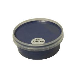 Billedet viser en rund farveprøve bøtte med træbeskyttelse i en dyb ametyst farve. Overfladen fremstår jævn med en let halvblank finish, hvor lyset reflekteres blødt og giver et realistisk indtryk af farvens udtryk på træ. Farveprøven bruges til at vurdere nuance, glans og dækkeevne før behandling af større træoverflader. Ametyst farven repræsenterer en af nuancerne i udvalget af heldækkende træbeskyttelse.