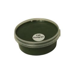 Billedet viser en rund farveprøve bøtte med maling i en ensartet, livlig og klar portgrøn farve. Overfladen fremstår dækkende og jævn, hvilket giver et realistisk indtryk af farvens udtryk på malede overflader. Farveprøven anvendes til at vurdere nuance, dækkeevne og finish før valg af maling til større projekter. Den grønne farve repræsenterer en af de farvenuancer, som findes i udvalget af træbeskyttelse.