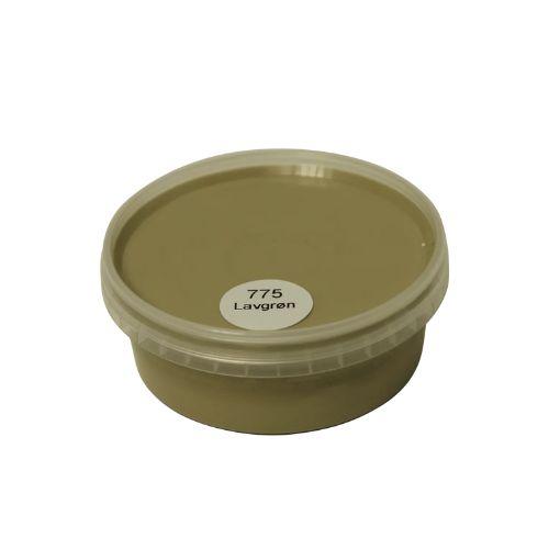 Billedet viser en rund farveprøve bøtte med maling i en ensartet, livlig og klar lavgrøn farve. Overfladen fremstår dækkende og jævn, hvilket giver et realistisk indtryk af farvens udtryk på malede overflader. Farveprøven anvendes til at vurdere nuance, dækkeevne og finish før valg af maling til større projekter. Den grønne farve repræsenterer en af de farvenuancer, som findes i udvalget af træbeskyttelse.