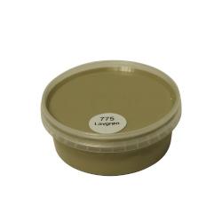 Billedet viser en rund farveprøve bøtte med maling i en ensartet, livlig og klar lavgrøn farve. Overfladen fremstår dækkende og jævn, hvilket giver et realistisk indtryk af farvens udtryk på malede overflader. Farveprøven anvendes til at vurdere nuance, dækkeevne og finish før valg af maling til større projekter. Den grønne farve repræsenterer en af de farvenuancer, som findes i udvalget af træbeskyttelse.