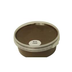 Billedet viser en rund farveprøve bøtte med maling i en ensartet, livlig og klar Nød brun farve. Overfladen fremstår dækkende og jævn, hvilket giver et realistisk indtryk af farvens udtryk på malede overflader. Farveprøven anvendes til at vurdere nuance, dækkeevne og finish før valg af maling til større projekter. Den brune farve repræsenterer en af de farvenuancer, som findes i udvalget af træbeskyttelse.