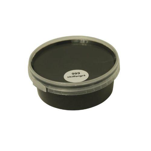 Billedet viser en rund farveprøve bøtte med maling i en ensartet, livlig og klar skiffergrå farve. Overfladen fremstår dækkende og jævn, hvilket giver et realistisk indtryk af farvens udtryk på malede overflader. Farveprøven anvendes til at vurdere nuance, dækkeevne og finish før valg af maling til større projekter. Den grå farve repræsenterer en af de farvenuancer, som findes i udvalget af træbeskyttelse.