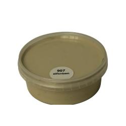 Billedet viser en rund farveprøve bøtte med maling i en ensartet, livlig og klar elfenben farve. Overfladen fremstår dækkende og jævn, hvilket giver et realistisk indtryk af farvens udtryk på malede overflader. Farveprøven anvendes til at vurdere nuance, dækkeevne og finish før valg af maling til større projekter. Den hvide farve repræsenterer en af de farvenuancer, som findes i udvalget af træbeskyttelse.