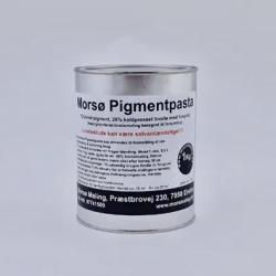 En dåse med etiket der viser at det er et produkt ved navn 'Morsø Pigmentpasta'. Etiketten indeholder tekst med produktdetaljer som bl.a. adressen til virksomheden og andet relevant information. Farven på dåsen og etiketten er primært hvid og sort.