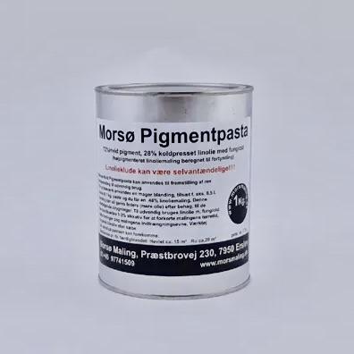 En dåse med etiket der viser at det er et produkt ved navn 'Morsø Pigmentpasta'. Etiketten indeholder tekst med produktdetaljer som bl.a. adressen til virksomheden og andet relevant information. Farven på dåsen og etiketten er primært hvid og sort.