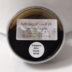 På billedet ser du en  almindelig trætjære og koldpresset linolie m. fungicid prøve. Prøven er lille og rund har en mørk farve med en hvid etikette. Forgrunden og baggrunden er en ensfarvet lysere grå, hvilket giver et minimalistisk og professionelt udtryk. Den primære tekst angiver, at indholdet er 