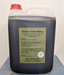 På billedet ser du en dunk af 5 liter linoliemaling på et blåt bord. Dunken svarer til 5 liter og har en rund har en mørk farve med en grøn etikette. Forgrunden og baggrunden er en ensfarvet lysere grå, hvilket giver et minimalistisk og professionelt udtryk. Den primære tekst angiver, at indholdet er 