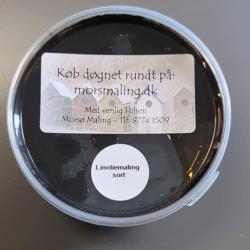 En lille prøve bøtte linoliemaling på et bord med grå baggrundsfarve. 