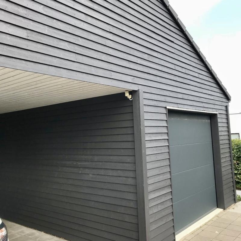 Billede af sortmalet garage med heldækkende træbeskyttelse fra Morsø Maling efter guide til hvordan du bruger heldækkende træbeskyttelse